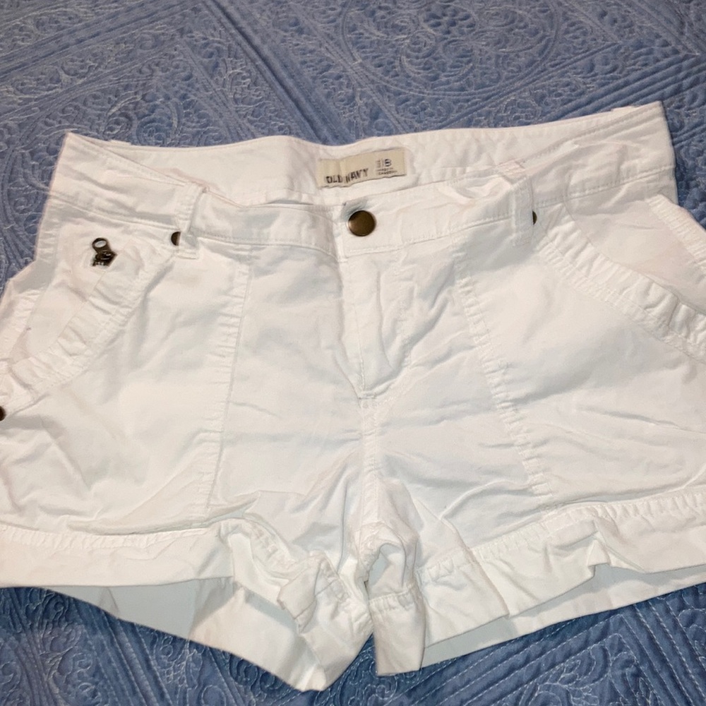 Woman’s white Old Navy shorts, size 8